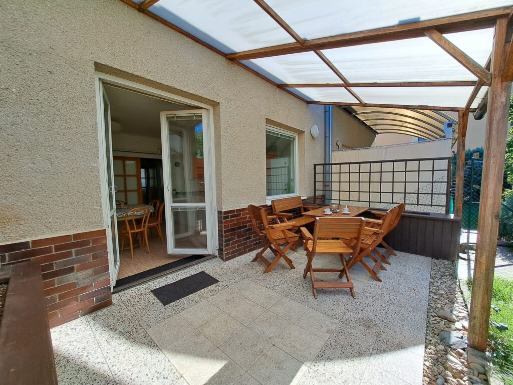 Accommodation for students in Brno on Myslivní. Covered terrace equipped with wooden furniture.