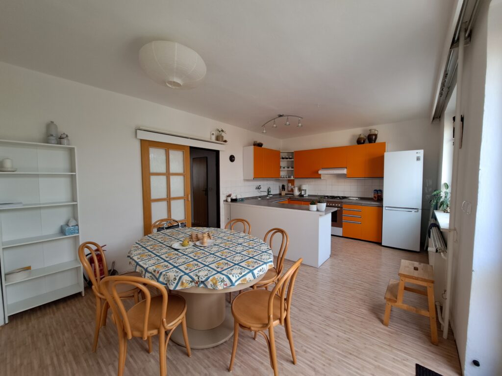 Accommodation for students in Brno on Myslivní. Spacious dining room with kitchen.