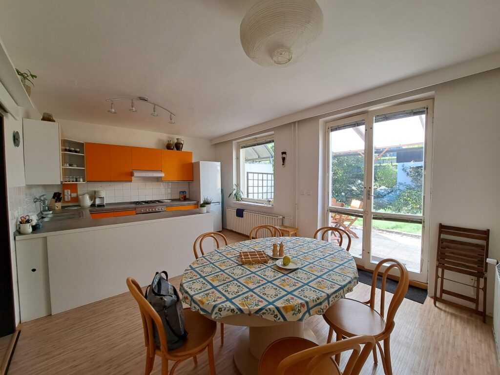 Accommodation for students in Brno on Myslivní. Kitchen with dining room and view of the terrace and garden.