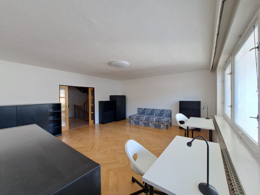 Accommodation for students in Brno on Myslivní. Large room for 2 has an area of 27 m².