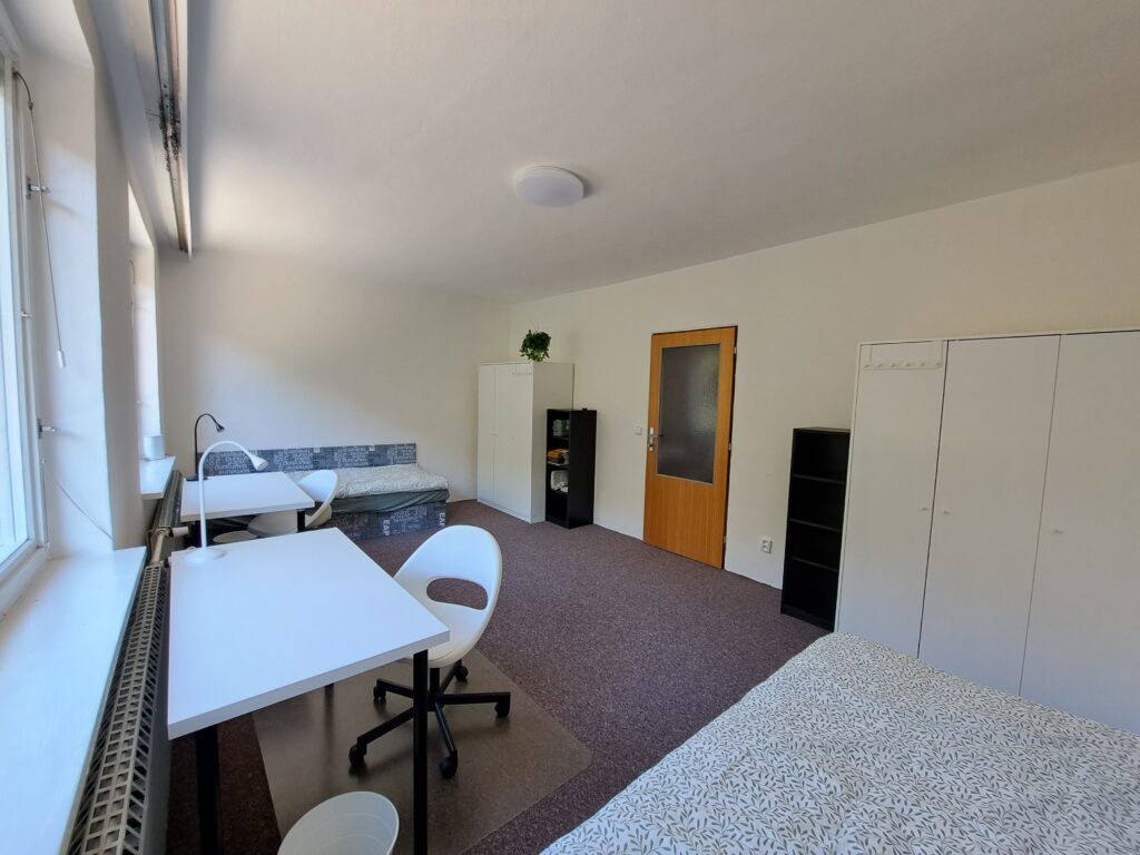 Accommodation for students in Brno on Myslivní. Room with a garden view.