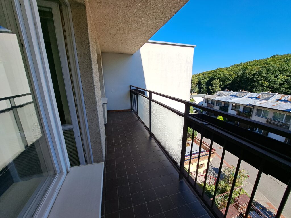 Accommodation for students in Brno on Myslivní. Balcony accessible from both halves of the room with balcony.